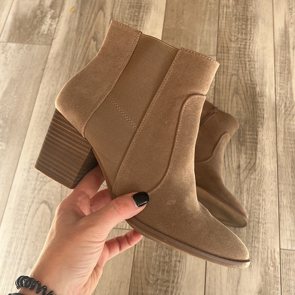 Universal Thread Tan Neutral Booties • 10 - Picture 1 of 7